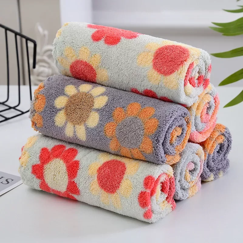 4Pcs/set Coral Velvet Bathroom Supplies Soft Hand Towel Absorbent Cloth Dishcloths Hanging Cloth Kitchen Accessories 30*30cm 
4Pcs/set Coral Velvet Bathroom Supplies Soft Hand Towel Absorbent Cloth Dishcloths Hanging Cloth Kitchen Accessories 30*30cm