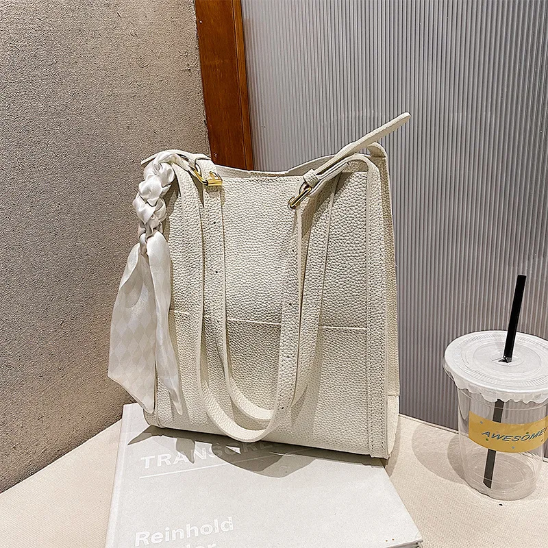 Texture Large Capacity Women's Bag 2022 Summer Brand New Commuter Handbag All-match Shoulder Bag Underarm Bucket Bag
Texture Large Capacity Women's Bag 2022 Summer Brand New Commuter Handbag All-match Shoulder Bag Underarm Bucket Bag