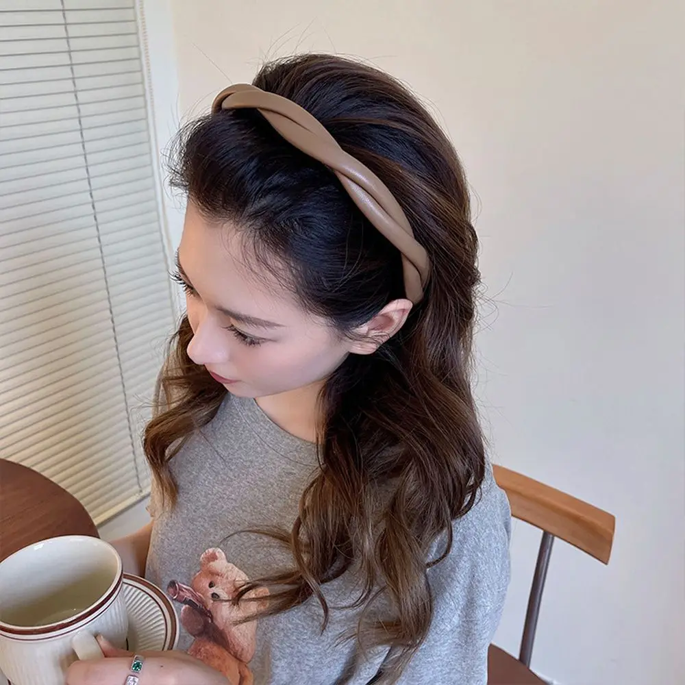 1 Pcs Pu Leather Sweet Hair Hoop Headpiece Solid Color Vintage Retro Glossy Korean Style Hair Hoop Women Headband
1 Pcs Pu Leather Sweet Hair Hoop Headpiece Solid Color Vintage Retro Glossy Korean Style Hair Hoop Women Headband