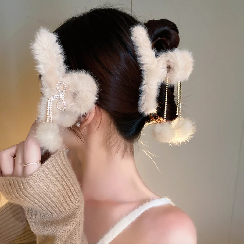 Shiny Rhinestone Bow Tassel Wool Ball Grip for Hair Woman Sweet and Romantic Winter Warmth Hair Claws Bride Tiara Accessories
Shiny Rhinestone Bow Tassel Wool Ball Grip for Hair Woman Sweet and Romantic Winter Warmth Hair Claws Bride Tiara Accessories