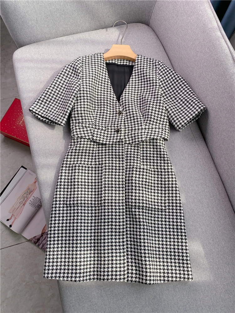 Houndstooth Tweed Dress 2023 Early Fall New Women's Commuter V-neck Short-sleeved Fake Two-piece Dresses Higher Quality
Houndstooth Tweed Dress 2023 Early Fall New Women's Commuter V-neck Short-sleeved Fake Two-piece Dresses Higher Quality