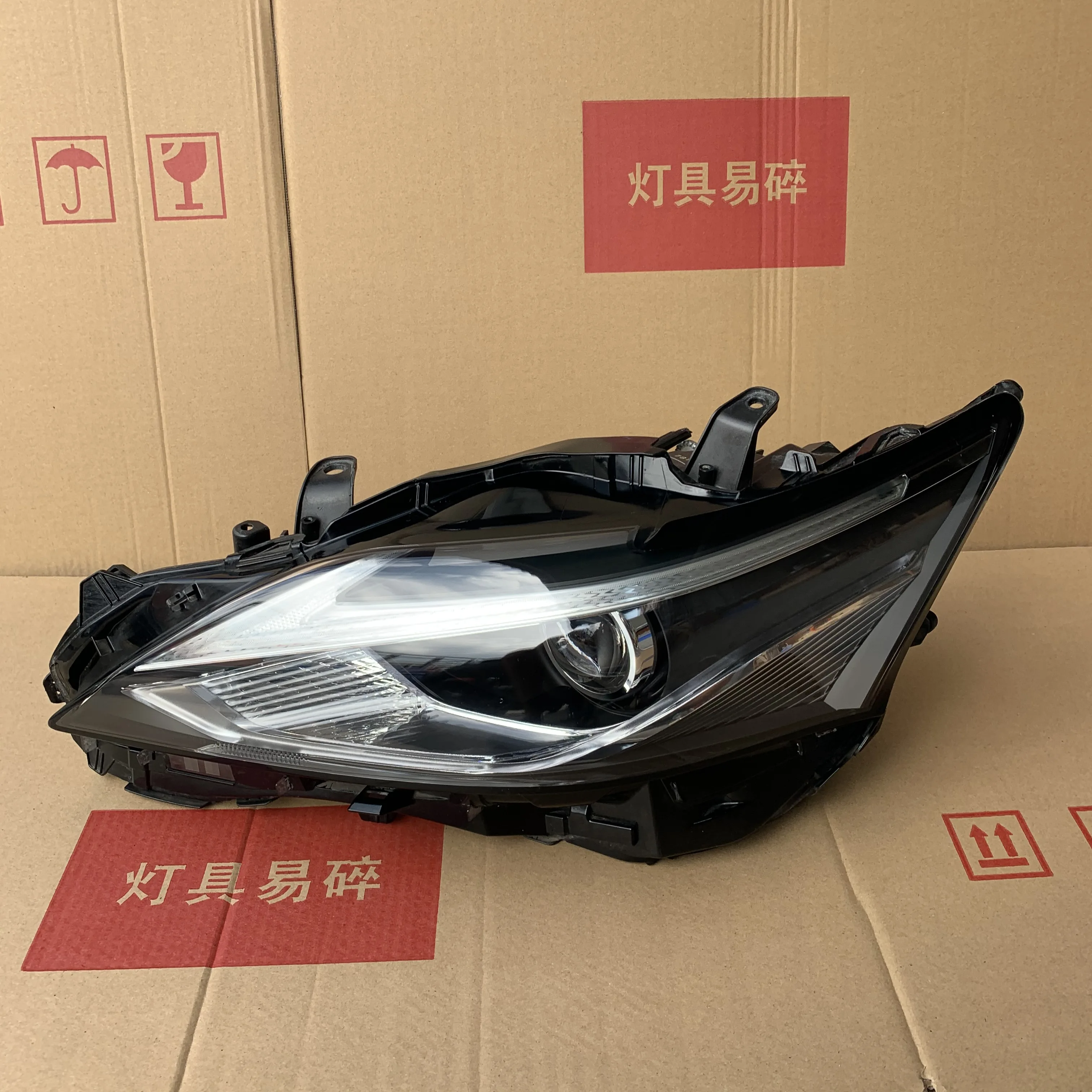 Suitable for 11-18 Lexus CT200h headlight assembly CT headlight LED headlight
Suitable for 11-18 Lexus CT200h headlight assembly CT headlight LED headlight
