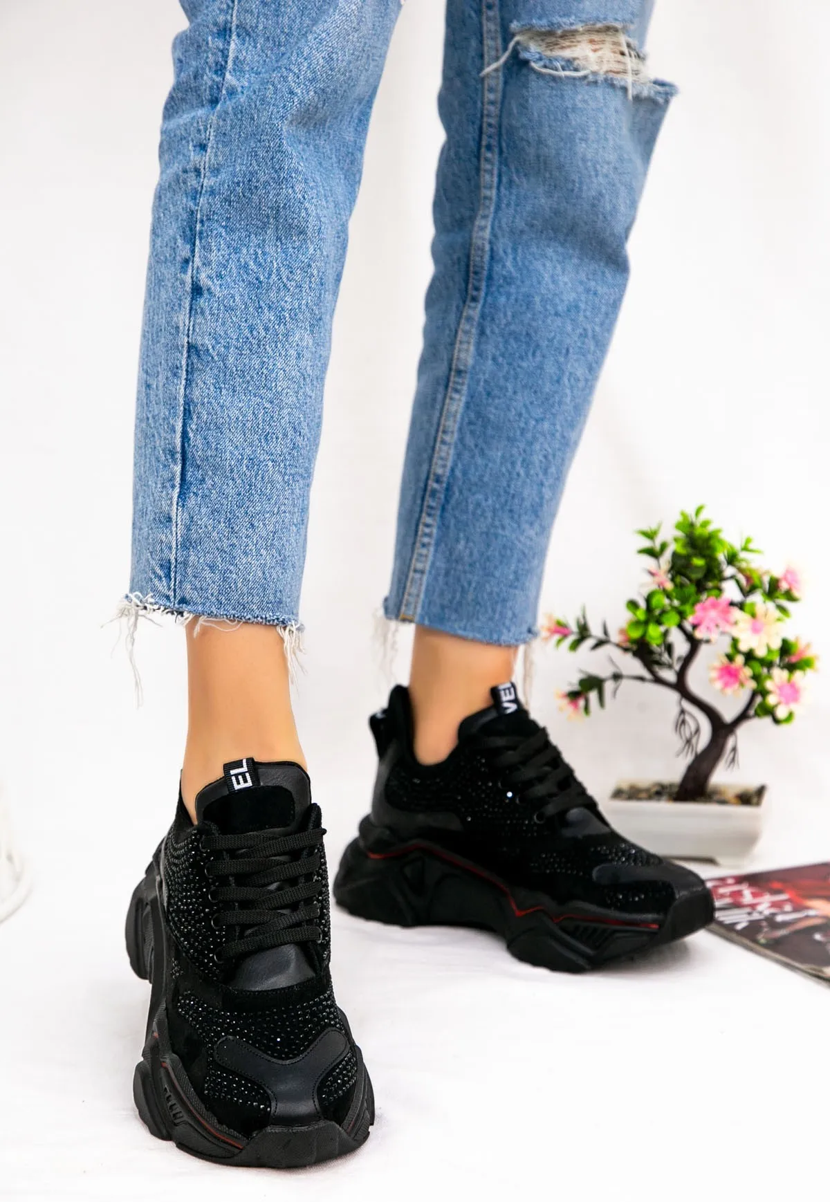 Vira Black Suede Beads Embroidered Sports Shoes High Quality Elegant Design Style Fashion Casual Daily Use Lady
Vira Black Suede Beads Embroidered Sports Shoes High Quality Elegant Design Style Fashion Casual Daily Use Lady