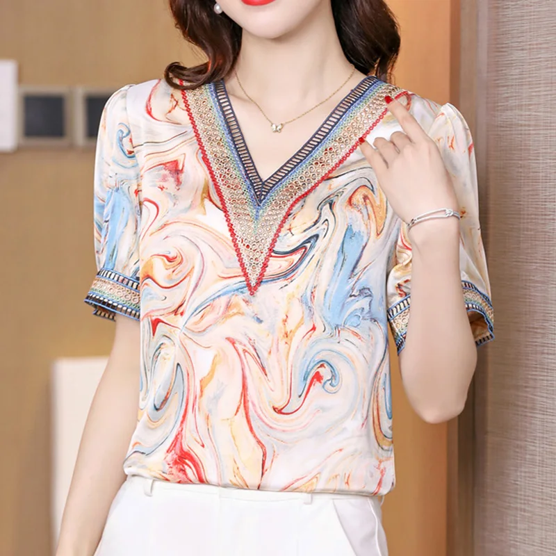 New 2022 Summer Short Sleeved Chiffon Blouse Elegant Slim V-Neck Print Satin Women's Shirt Plus Size Loose Female Tops
New 2022 Summer Short Sleeved Chiffon Blouse Elegant Slim V-Neck Print Satin Women's Shirt Plus Size Loose Female Tops