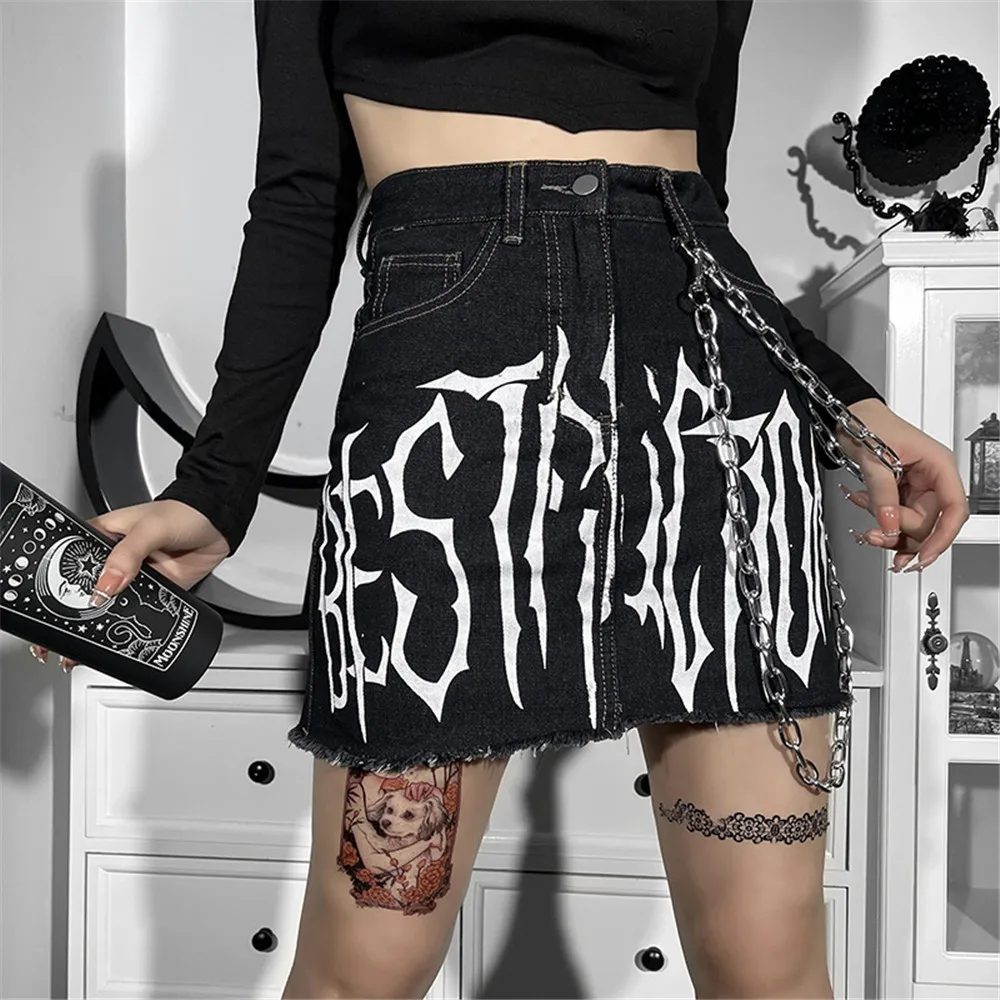 Rosetic Y2K Punk Chain Gothic Denim Skirt Women Summer Streetwear Letter Print Fashion Pocket Casual Jeans Skirts High Waist New
Rosetic Y2K Punk Chain Gothic Denim Skirt Women Summer Streetwear Letter Print Fashion Pocket Casual Jeans Skirts High Waist New