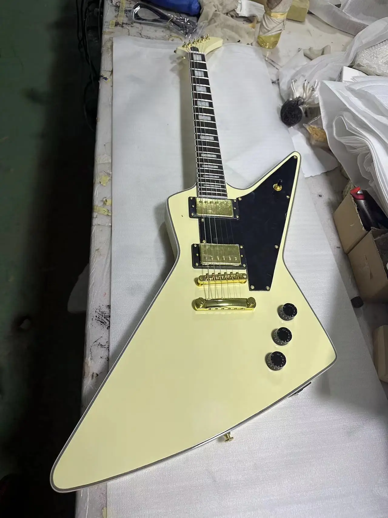 Custom electric guitar Rose wood fingerboard, cream color, postage included, available in stock
Custom electric guitar Rose wood fingerboard, cream color, postage included, available in stock
