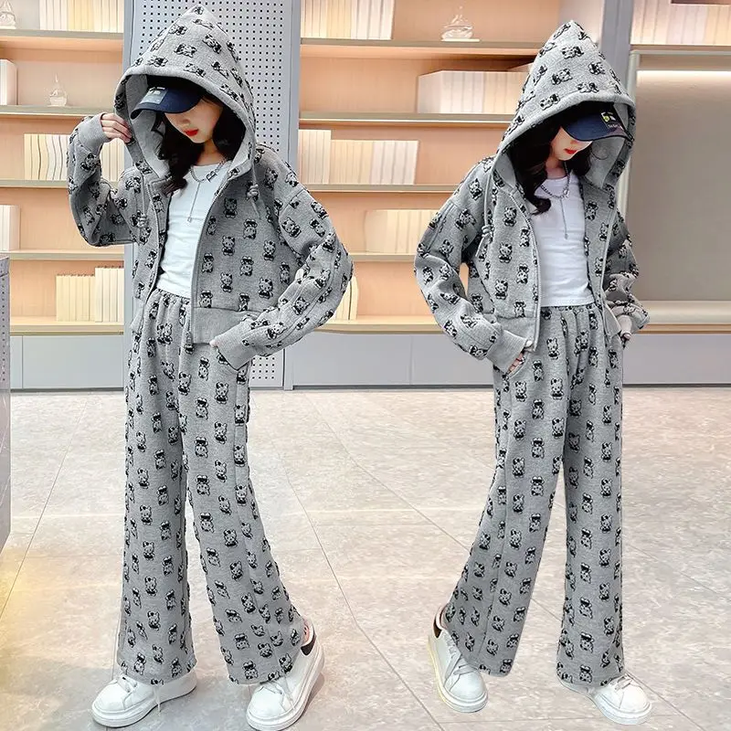 2023 Kawaii Sanrio Hellokittys детский спортивный костюм мультфильм аниме пальто Топ Брюки студент мягкий весна осень комплект из двух частей подарки для девочек
2023 Kawaii Sanrio Hellokittys детский спортивный костюм мультфильм аниме пальто Топ Брюки студент мягкий весна осень комплект из двух частей подарки для девочек