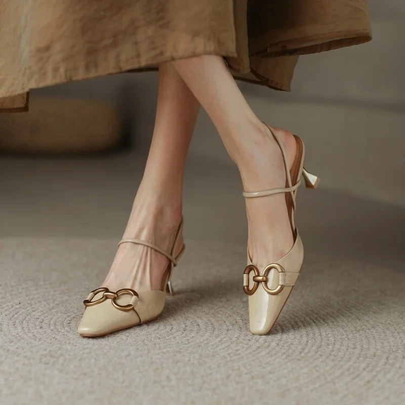 Pointy high-heeled shoes for women summer new horse title buckle retro single shoe covered head back empty sandals
Pointy high-heeled shoes for women summer new horse title buckle retro single shoe covered head back empty sandals