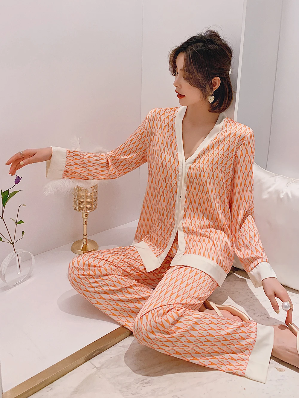 Women's Loose Luxury Pajamas Set Fashion Geometric Print Sleepwear Silk Like Leisure Homewear Nightwear Loungewear Nightie
Women's Loose Luxury Pajamas Set Fashion Geometric Print Sleepwear Silk Like Leisure Homewear Nightwear Loungewear Nightie