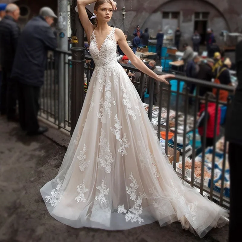Lovely Wedding DressSleeveless Deep V-Neck Lace Applique Bridal Gown For Woman Tulle With SweepTrain Robe De Mariée
Lovely Wedding DressSleeveless Deep V-Neck Lace Applique Bridal Gown For Woman Tulle With SweepTrain Robe De Mariée
