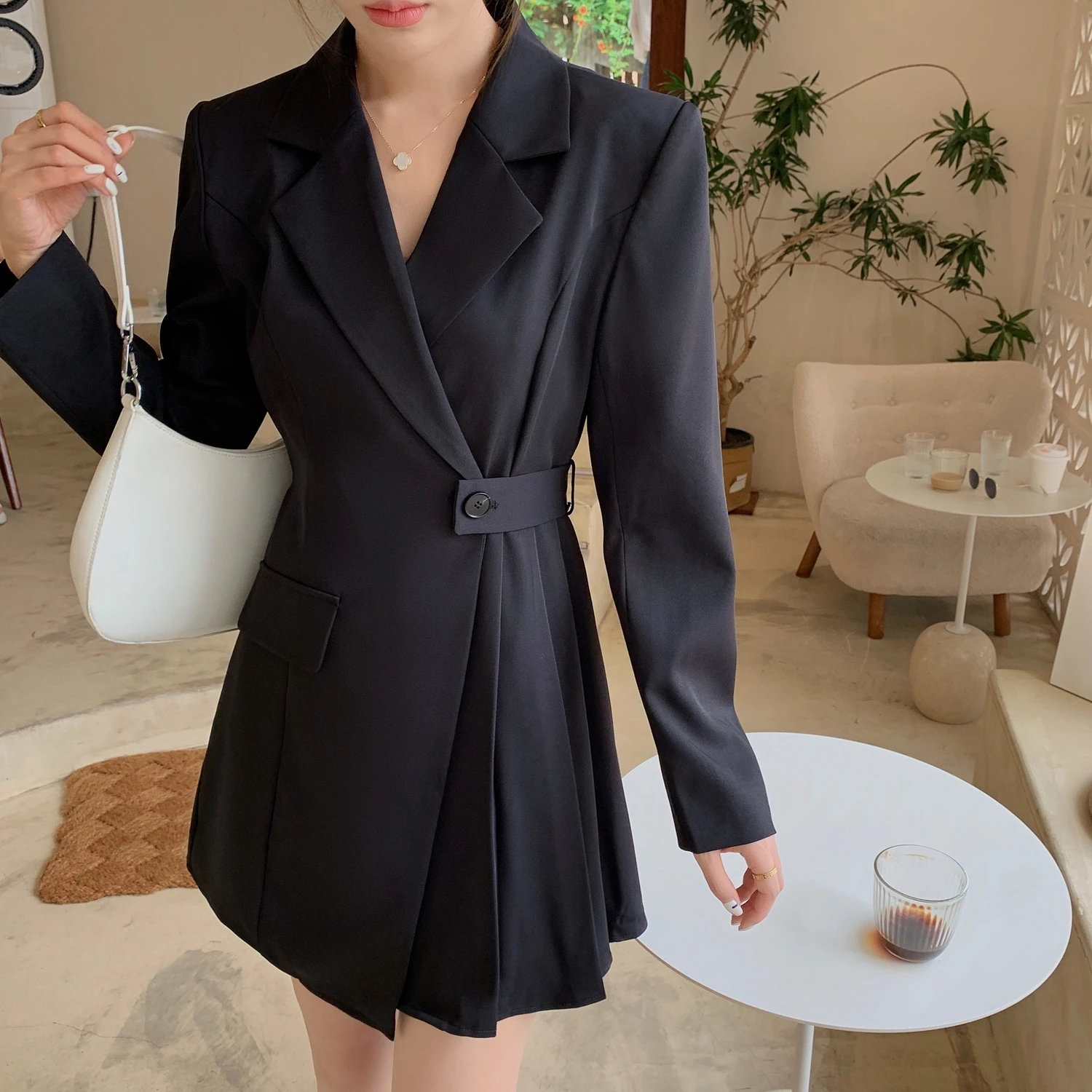 Элегантное женское однобортное платье-рубашка с поясом и длинным рукавом, свободное повседневное женское платье средней длины с карманами,...
Элегантное женское однобортное платье-рубашка с поясом и длинным рукавом, свободное повседневное женское платье средней длины с карманами,...