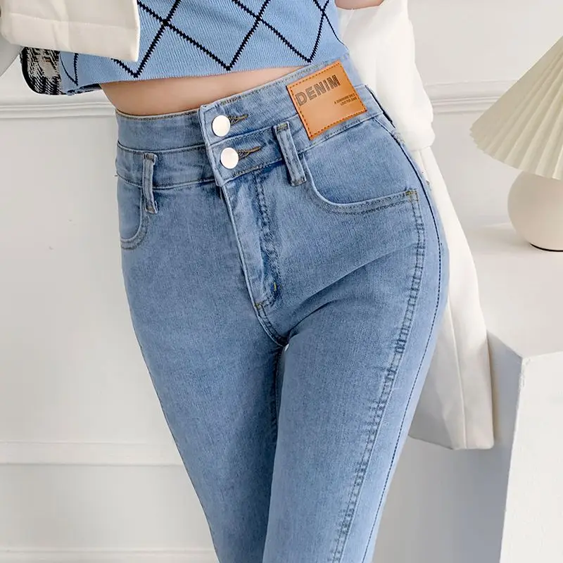 Женские джинсы с завышенной талией, черные эластичные расклешенные брюки-стрейч из денима с нашивками, модель 2022 на весну и лето, 3190
Женские джинсы с завышенной талией, черные эластичные расклешенные брюки-стрейч из денима с нашивками, модель 2022 на весну и лето, 3190