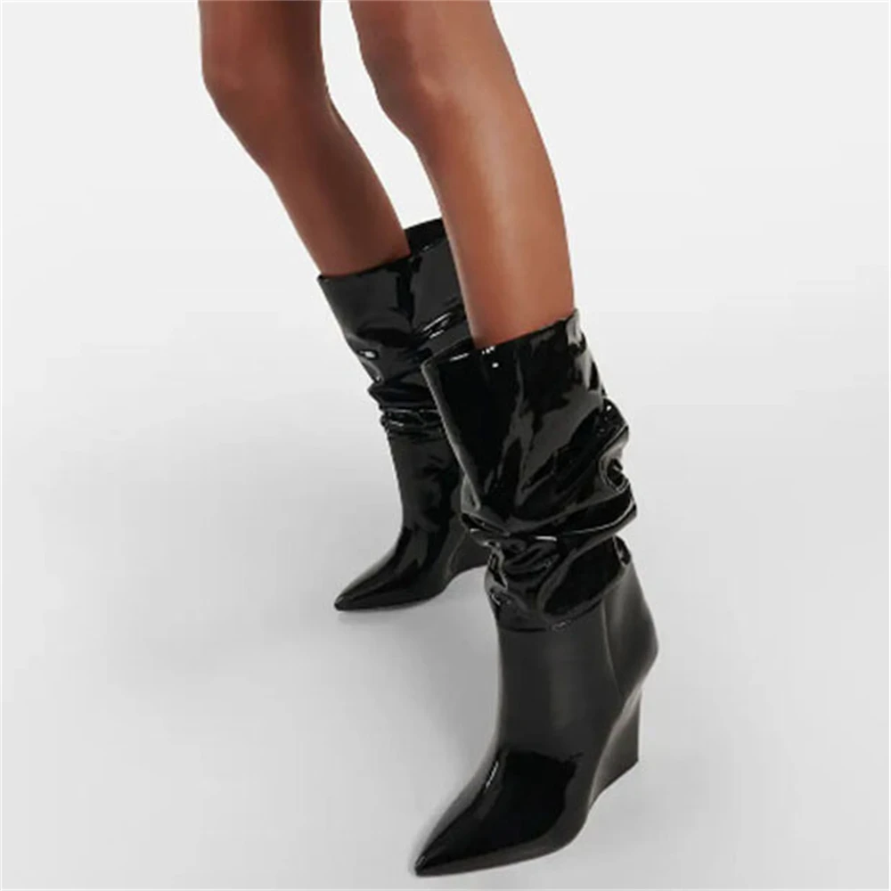 Женские Плиссированные ботинки на танкетке, роскошные модные однотонные сапоги с острым носком, без застежки, дизайнерские полусапожки 
Женские Плиссированные ботинки на танкетке, роскошные модные однотонные сапоги с острым носком, без застежки, дизайнерские полусапожки