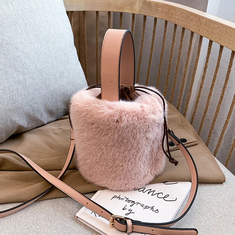 Bucket Bag Handbag Fashion Faux Fur Winter Bags Women Shoulder Crossbody Bag Ladies Plush Hand Bags Designers Bolsa Feminina Sac
Bucket Bag Handbag Fashion Faux Fur Winter Bags Women Shoulder Crossbody Bag Ladies Plush Hand Bags Designers Bolsa Feminina Sac