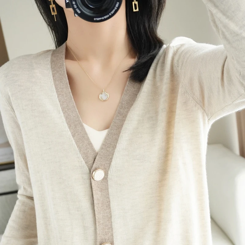 The New V-neck Color-Blocking Foreign Style Outside With A Small Fragrance Style Fashion Shawl Bottoming Sweater
The New V-neck Color-Blocking Foreign Style Outside With A Small Fragrance Style Fashion Shawl Bottoming Sweater