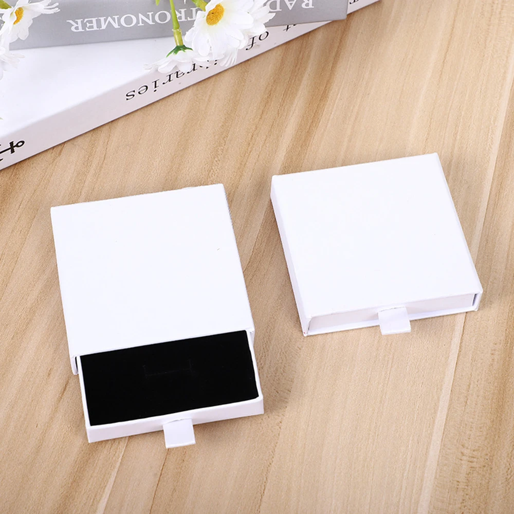 Модный толстый ящик из крафт-бумаги, портативная коробка для упаковки ювелирных изделий, ожерелья, браслета, серег, Подарочный кейс для витрины, картонная новая коробка
Модный толстый ящик из крафт-бумаги, портативная коробка для упаковки ювелирных изделий, ожерелья, браслета, серег, Подарочный кейс для витрины, картонная новая коробка