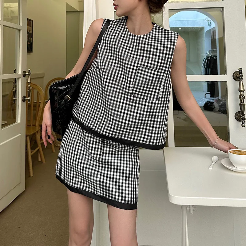 2023 Black-white Check Vest Skirt 2 Piece Set Runway Women Sleeveless O-neck T-shirt Fashion Tops High Waist A-line Mini Skirt
2023 Black-white Check Vest Skirt 2 Piece Set Runway Women Sleeveless O-neck T-shirt Fashion Tops High Waist A-line Mini Skirt