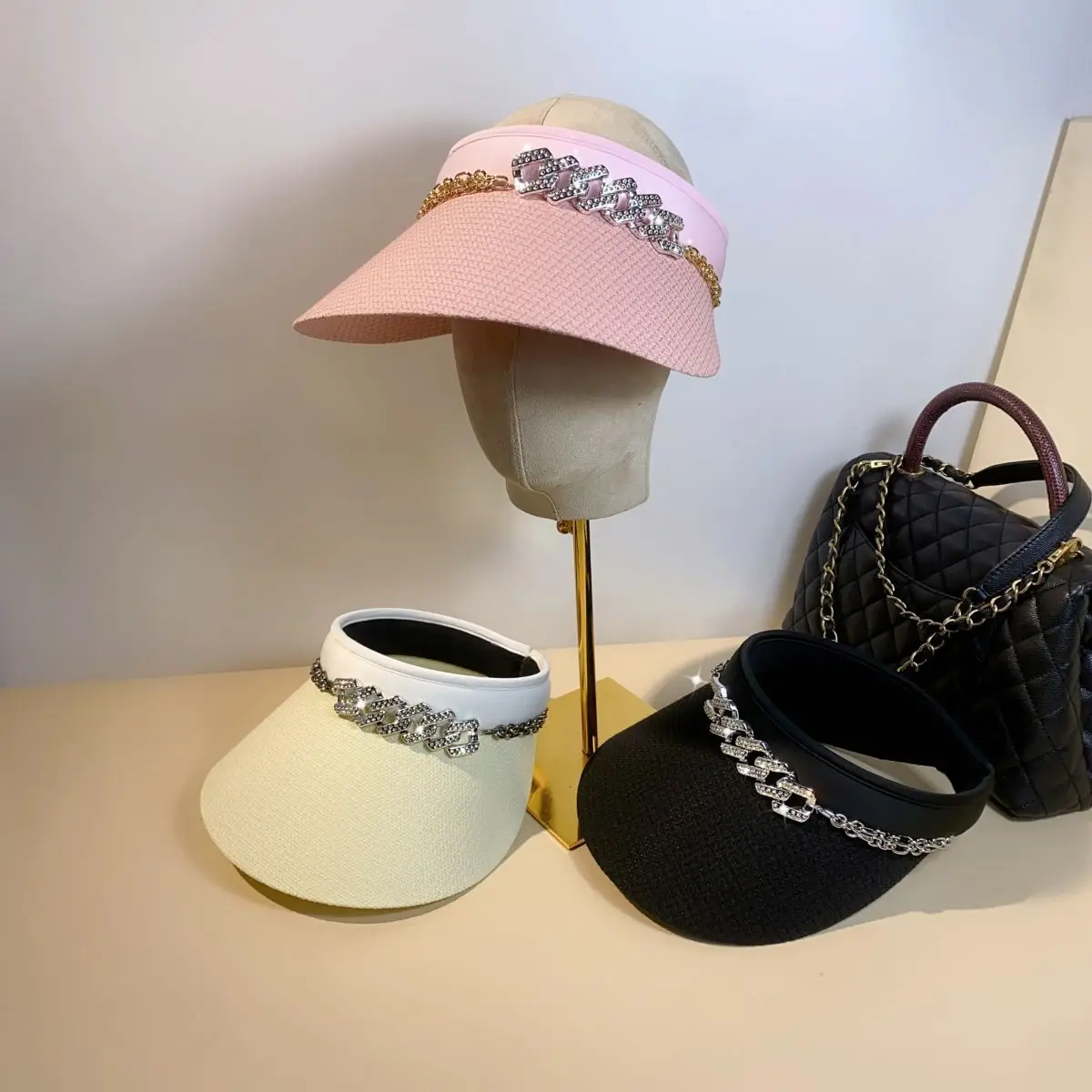 Шляпа Женская Солнцезащитная с широкими полями, дизайнерский головной убор для тяжелой промышленности, с цепочкой и пряжкой с кристаллами, пустая пляжная Панама от солнца, разные цвета, на лето 
Шляпа Женская Солнцезащитная с широкими полями, дизайнерский головной убор для тяжелой промышленности, с цепочкой и пряжкой с кристаллами, пустая пляжная Панама от солнца, разные цвета, на лето