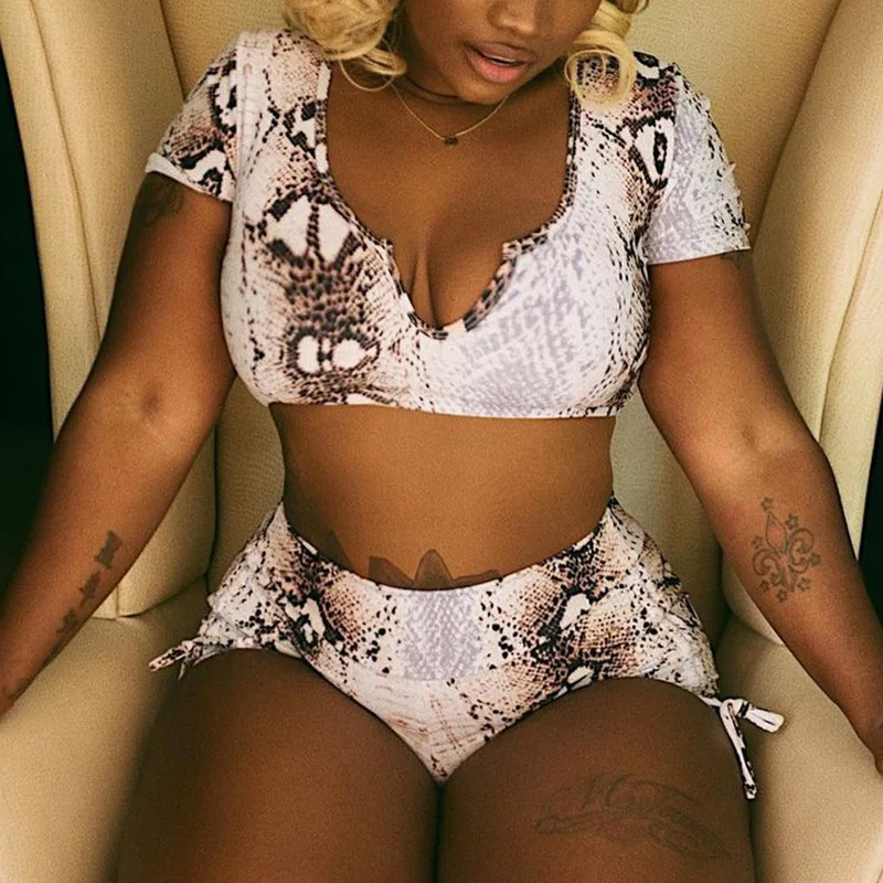Женский сексуальный костюм из двух предметов, короткий топ с принтом и облегающие шорты, весна-лето 2023
Женский сексуальный костюм из двух предметов, короткий топ с принтом и облегающие шорты, весна-лето 2023
