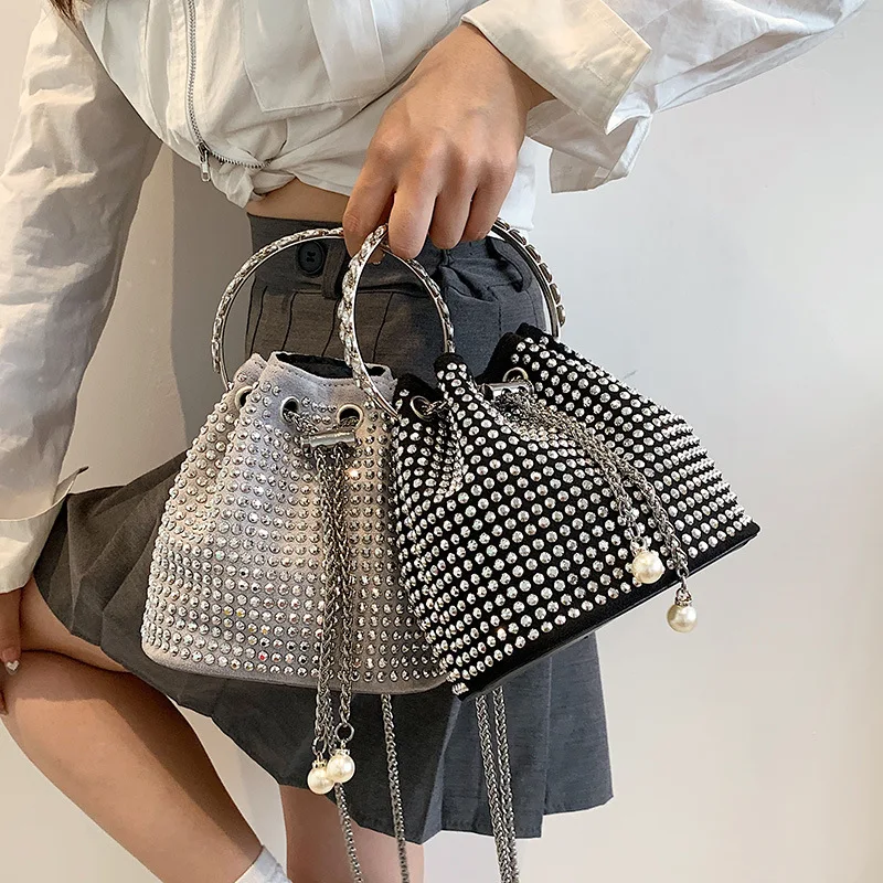 Модная дизайнерская сумка-ведро с заклепками, женские сумки с кисточками, роскошные сумки через плечо с цепочкой, блестящие вечерние кошельки 2022
Модная дизайнерская сумка-ведро с заклепками, женские сумки с кисточками, роскошные сумки через плечо с цепочкой, блестящие вечерние кошельки 2022