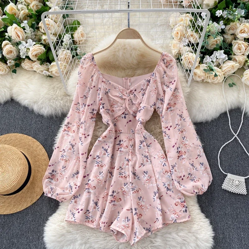 Korean version of the new one-piece suit V-neck puff sleeves folds slim slimming floral wide-leg jumpsuit trend
Korean version of the new one-piece suit V-neck puff sleeves folds slim slimming floral wide-leg jumpsuit trend