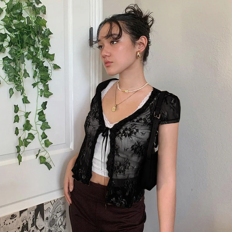 Sexy Mesh Vrouw T-shirts Vintage Y2K Lace Crop Top Short Sleeve Tee Through V-hals Lace Up Bloemen Kawaii Kleding Y2k Shirt Tops
Sexy Mesh Vrouw T-shirts Vintage Y2K Lace Crop Top Short Sleeve Tee Through V-hals Lace Up Bloemen Kawaii Kleding Y2k Shirt Tops