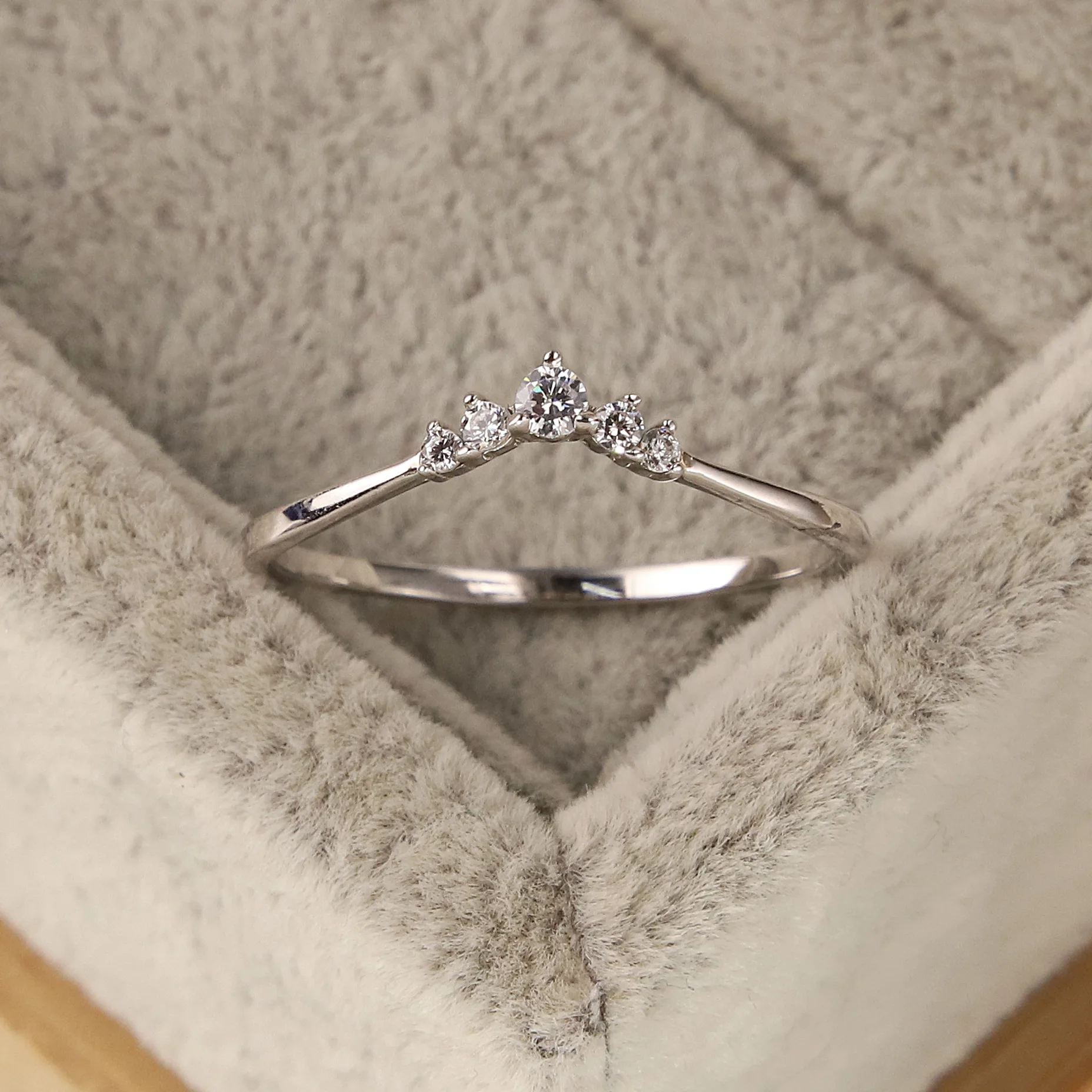 S925 Sterling Silver Ring Fashion Single Product Crown Diamond Ring Versatile Ladies Ring Hot Sale Holiday Gift
S925 Sterling Silver Ring Fashion Single Product Crown Diamond Ring Versatile Ladies Ring Hot Sale Holiday Gift
