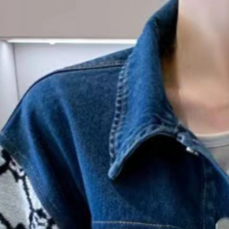 2023 Spring and Summer New Jacket Lapel Casual Denim Stitching Knitted Women Cardigan Jacket
2023 Spring and Summer New Jacket Lapel Casual Denim Stitching Knitted Women Cardigan Jacket