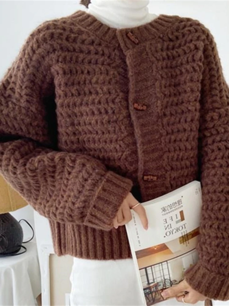 Crew-neck horn button solid color sweater cardigan coat female new autumn and winter short little man all knitted shirt top
Crew-neck horn button solid color sweater cardigan coat female new autumn and winter short little man all knitted shirt top