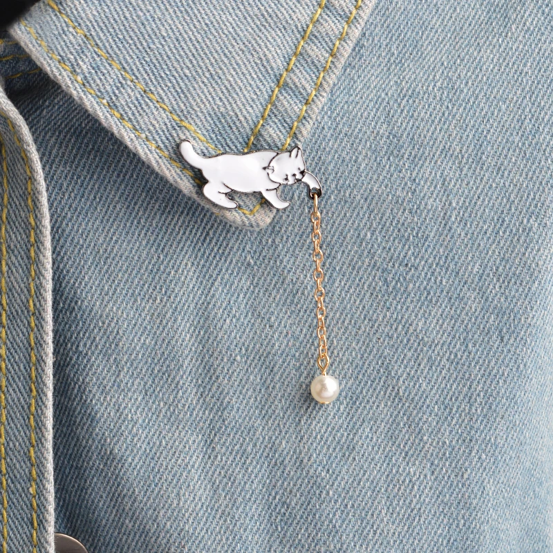 Kitten Pearl Metal Brooch Pins with Chain DIY Button Pin Denim Jacket Pin Badge Jewelry Gift for Kids Cute Cartoon Cat
Kitten Pearl Metal Brooch Pins with Chain DIY Button Pin Denim Jacket Pin Badge Jewelry Gift for Kids Cute Cartoon Cat