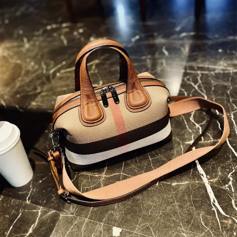 Luxury Brand Designer HandBag 2023 New Women Bag High Capacity Broadband Crossbody Bag Female Casual Fashion Trends Handbag
Luxury Brand Designer HandBag 2023 New Women Bag High Capacity Broadband Crossbody Bag Female Casual Fashion Trends Handbag