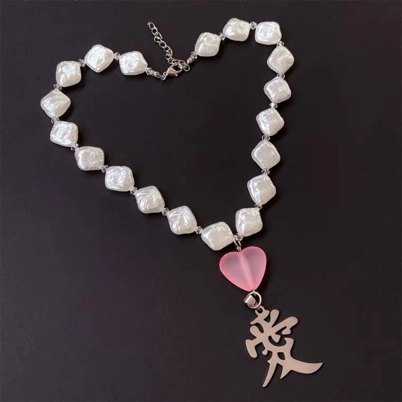 Korean sweetheart girl love pearl love text Necklace Choker Necklace Y2K sweet and cool
Korean sweetheart girl love pearl love text Necklace Choker Necklace Y2K sweet and cool