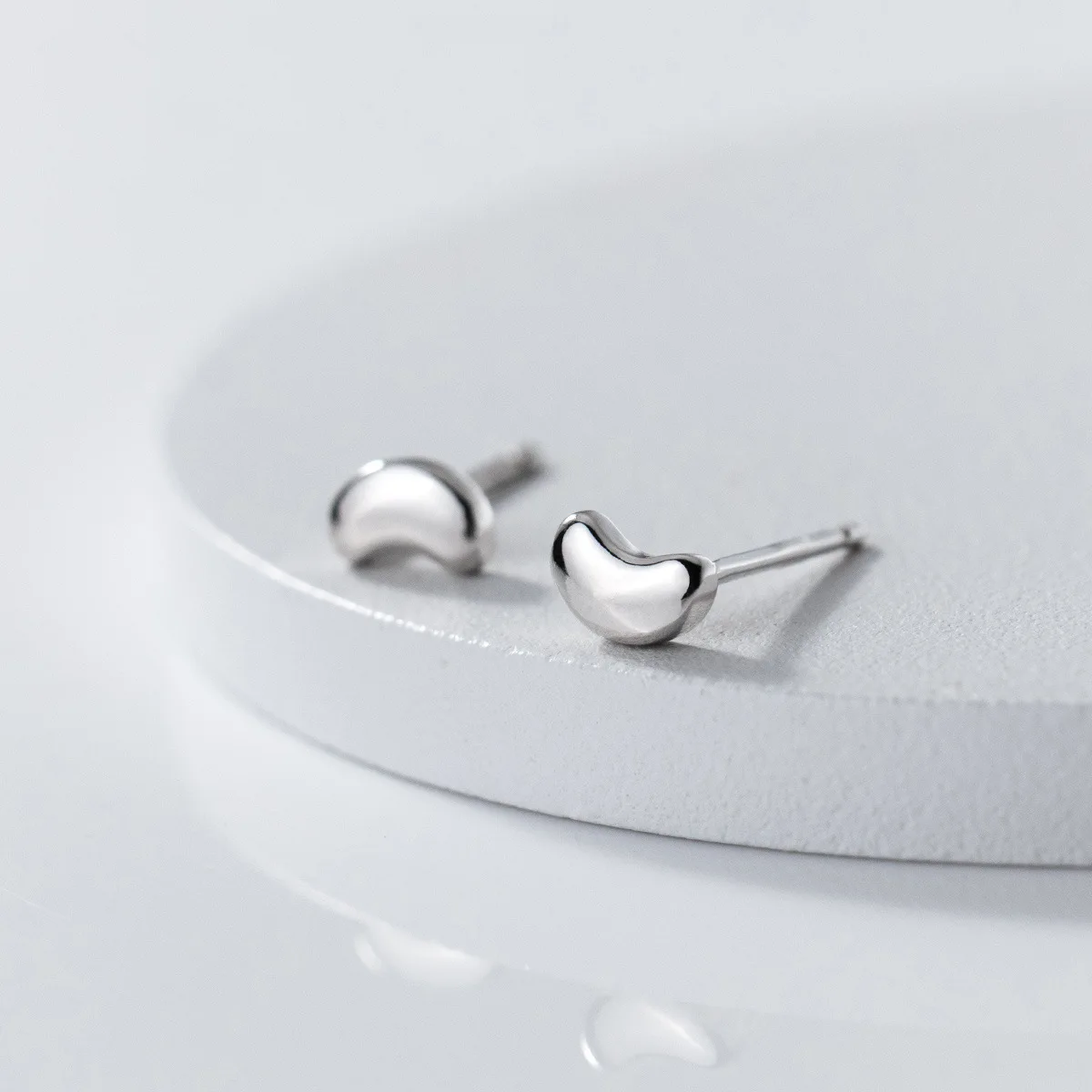 925 Sterling Silver Beans Curved Ear Studs Earrings Simple Style Design and Elegant Ear Jewelry for Women Girl
925 Sterling Silver Beans Curved Ear Studs Earrings Simple Style Design and Elegant Ear Jewelry for Women Girl