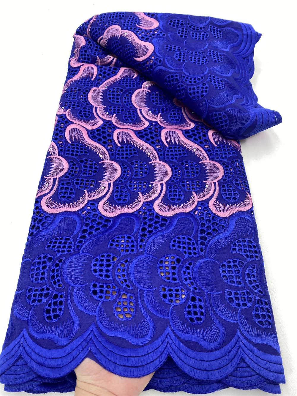 Новейшая африканская вышивка вуаль кружева с камнями хлопок швейцарская ткань свадебное платье P664
Новейшая африканская вышивка вуаль кружева с камнями хлопок швейцарская ткань свадебное платье P664