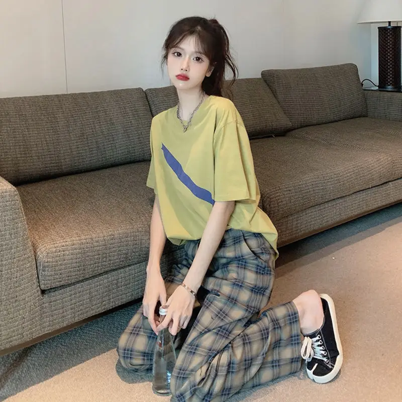 Set 2023 summer new Korean version of the printed short-sleeved top + high waist thin plaid casual pants female
Set 2023 summer new Korean version of the printed short-sleeved top + high waist thin plaid casual pants female