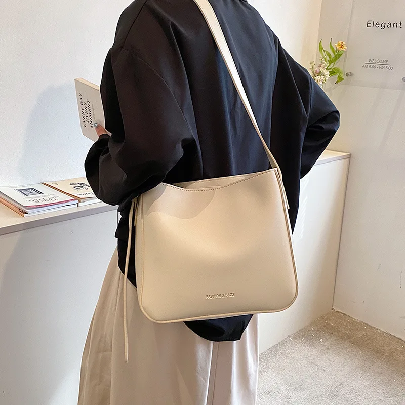 Fashion Messenger Bag 2022 Autumn Winter Large Capacity All-match Crossbody Bags Vintage Ladies Square Totes Casual Handbags
Fashion Messenger Bag 2022 Autumn Winter Large Capacity All-match Crossbody Bags Vintage Ladies Square Totes Casual Handbags