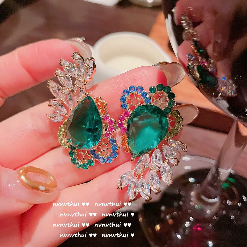 Oil Painting Peacock Emerald Feather Eardrops Designer Plated 18K Gold Multi-Section Red Corundum Zircon Water Drop Earrings
Oil Painting Peacock Emerald Feather Eardrops Designer Plated 18K Gold Multi-Section Red Corundum Zircon Water Drop Earrings