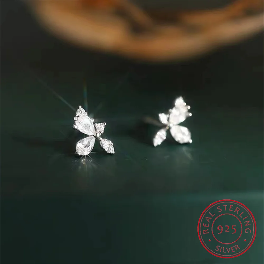 S925 Sterling Silver Zircon Sweet Leaf Earrings for Women Simple Light Luxury Stud Earring Jewelry Christmas Gift
S925 Sterling Silver Zircon Sweet Leaf Earrings for Women Simple Light Luxury Stud Earring Jewelry Christmas Gift
