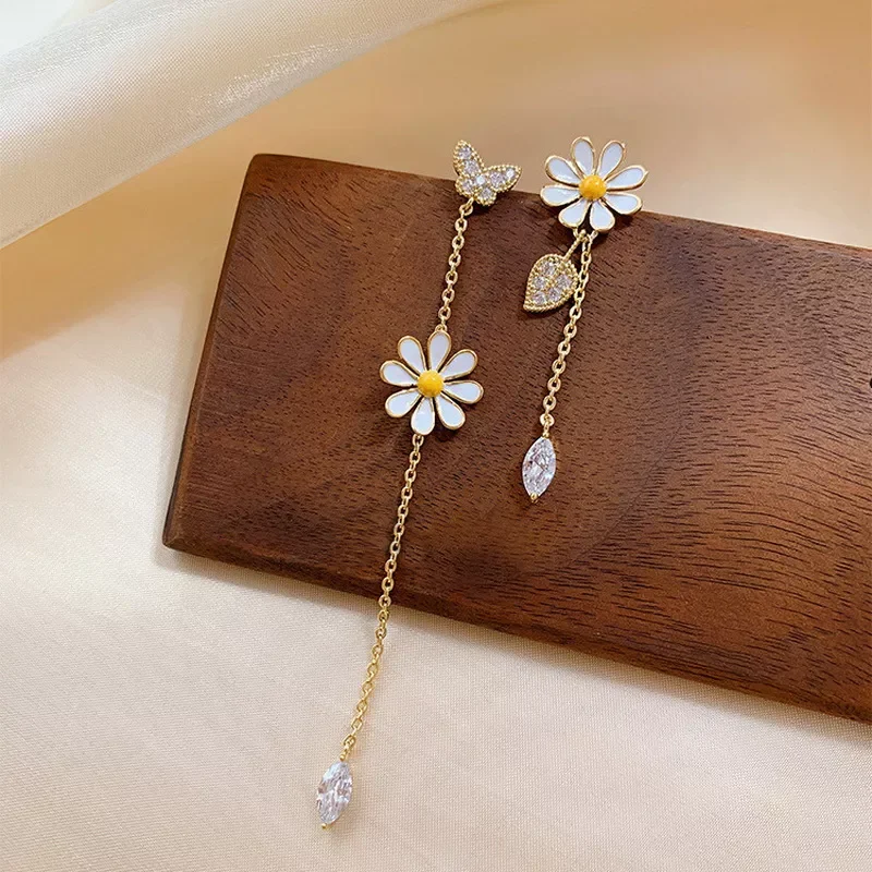 New Korean Style Long Daisy Flower Earrings For Women Asymmetrical Delicate Flower Style Earring Girls Sweet Jewelry Gift
New Korean Style Long Daisy Flower Earrings For Women Asymmetrical Delicate Flower Style Earring Girls Sweet Jewelry Gift