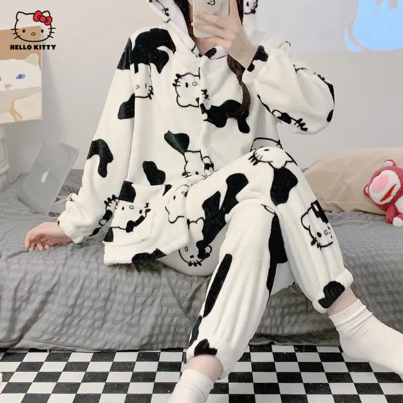 Аниме мультфильм Hellokittys корова коралловый флис пижамы милая Sanrios Женская утолщенная теплая и удобная фланелевая Домашняя одежда комплект
Аниме мультфильм Hellokittys корова коралловый флис пижамы милая Sanrios Женская утолщенная теплая и удобная фланелевая Домашняя одежда комплект