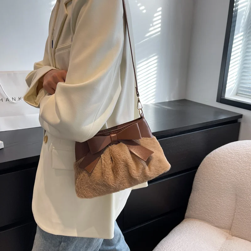 Autumn winter Plush bag 2021 new fashion bag women's ins simple pleated messenger bag single shoulder Plush Bucket Bag
Autumn winter Plush bag 2021 new fashion bag women's ins simple pleated messenger bag single shoulder Plush Bucket Bag