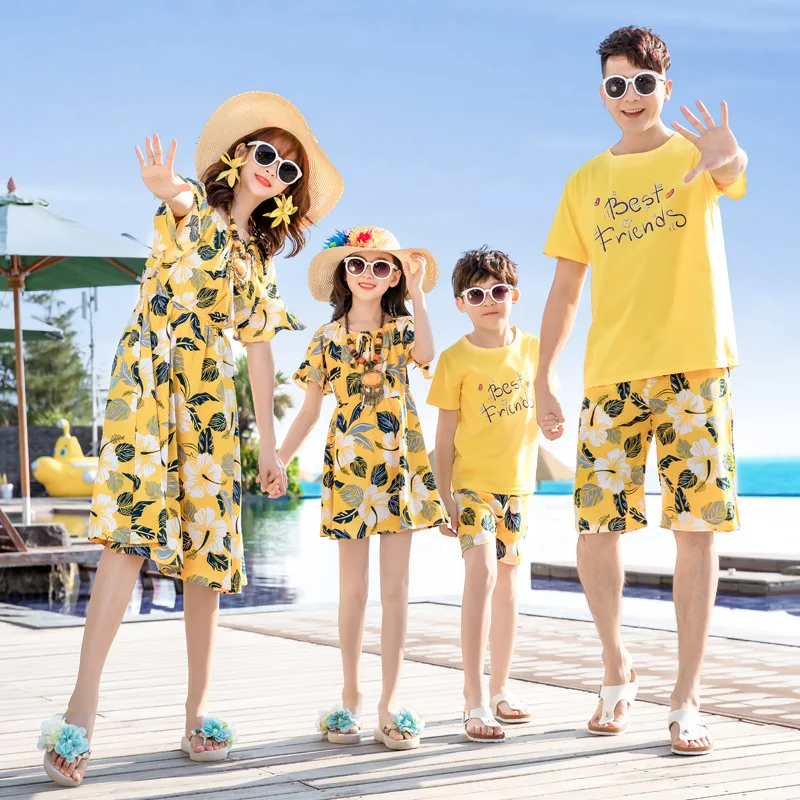 Family Matching Outfits Summer Beach Mum Daughter Floral Dresses Dad Son Matching T-shirts with Shorts Holiday Matching Couple
Family Matching Outfits Summer Beach Mum Daughter Floral Dresses Dad Son Matching T-shirts with Shorts Holiday Matching Couple