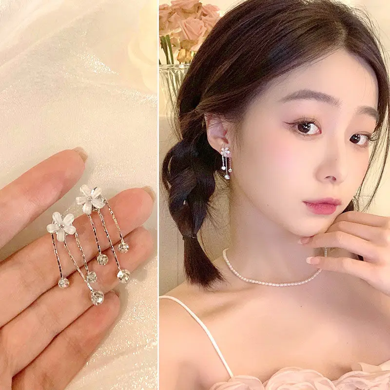 Korean Cute White Flower Charm Crystal Tassels Drop Earrings for Women Fashion Y2K Sweet Cool Dangle Earrings Party Jewelry
Korean Cute White Flower Charm Crystal Tassels Drop Earrings for Women Fashion Y2K Sweet Cool Dangle Earrings Party Jewelry