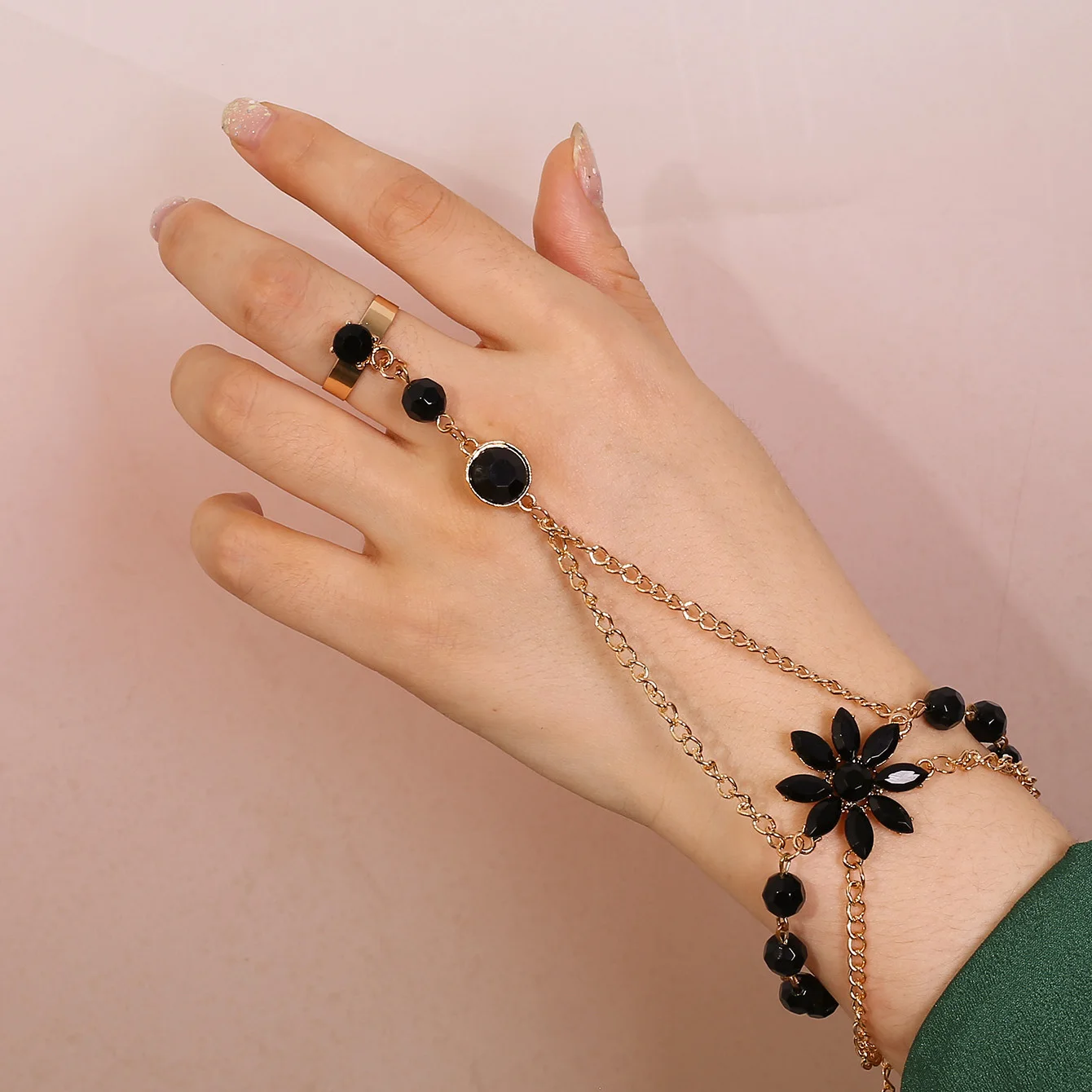 Fashionable and leisure retro female plant design hand chain Ladies wedding business bracelet Female student bracelets
Fashionable and leisure retro female plant design hand chain Ladies wedding business bracelet Female student bracelets