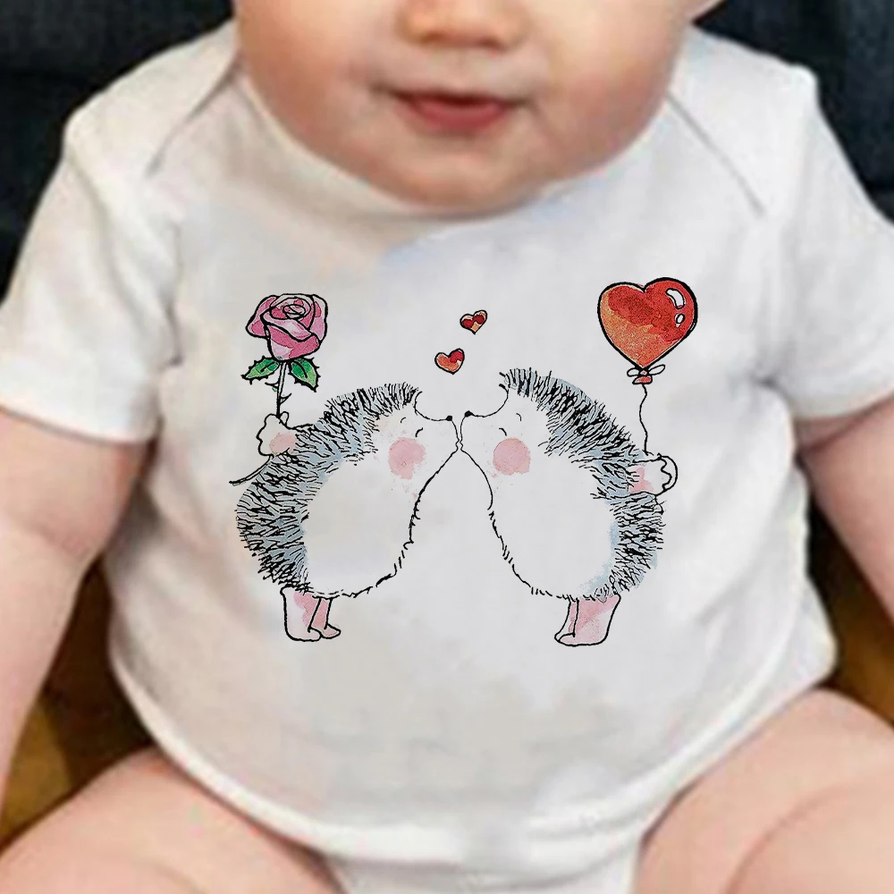 Sweet Hedgehog Love Graphics Exquisite O-Neck Infant Bodysuits Fashion Creative Harajuku New Short Sleeve Baby Onesie
Sweet Hedgehog Love Graphics Exquisite O-Neck Infant Bodysuits Fashion Creative Harajuku New Short Sleeve Baby Onesie