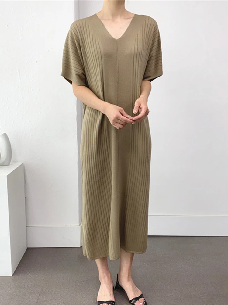 Vintage V-Neck Knitted Dress Loose Short Sleeved Straight Tube Skirt 2023 New Korean Fashion Women'S Clothing
Vintage V-Neck Knitted Dress Loose Short Sleeved Straight Tube Skirt 2023 New Korean Fashion Women'S Clothing