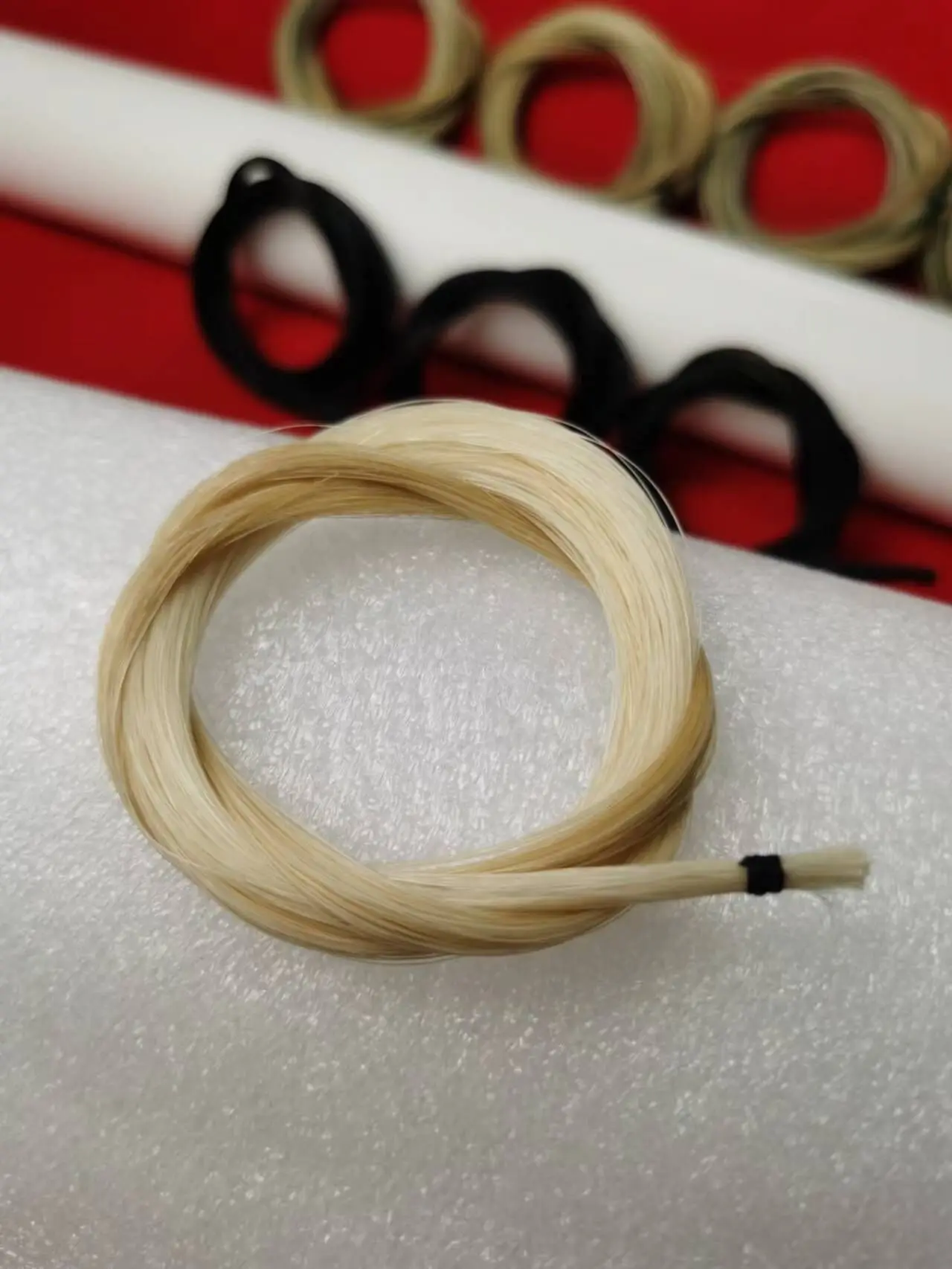 A bunch of white violin bow hair White horsetail bow hair Horse hair Erhu horsetail hair 80-87cm
A bunch of white violin bow hair White horsetail bow hair Horse hair Erhu horsetail hair 80-87cm