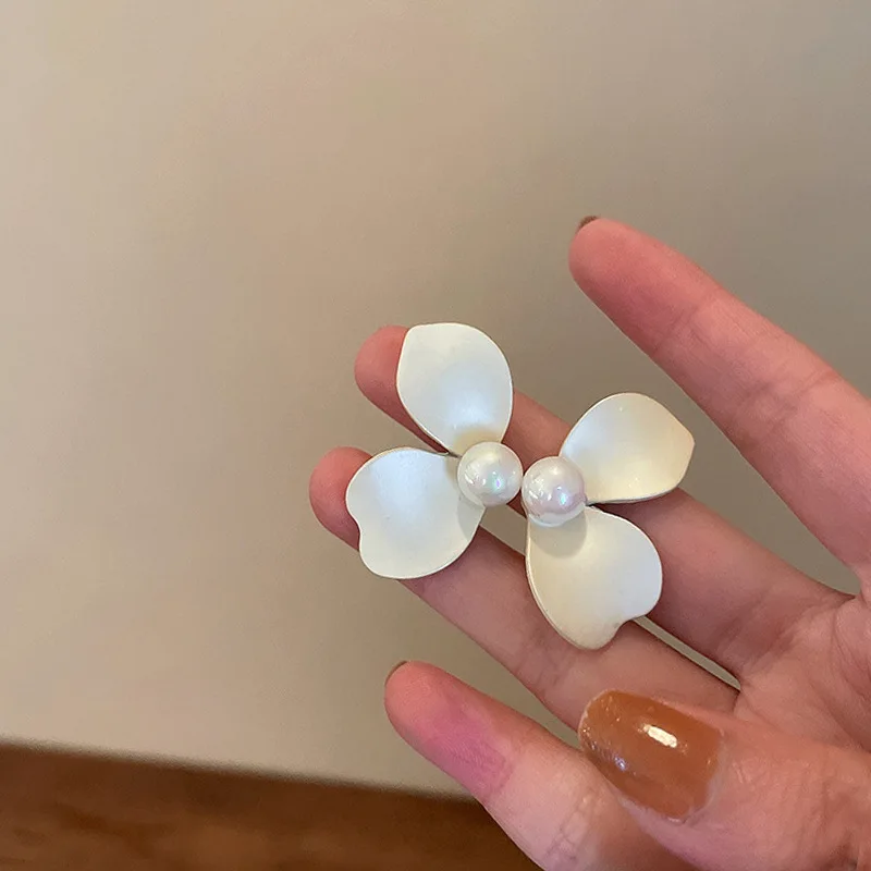 Modern Jewelry White Flower Earrings 2022 New Trend Elegant Temperament Pearl Matte Color Drop Earrings For Women Girl Gifts
Modern Jewelry White Flower Earrings 2022 New Trend Elegant Temperament Pearl Matte Color Drop Earrings For Women Girl Gifts
