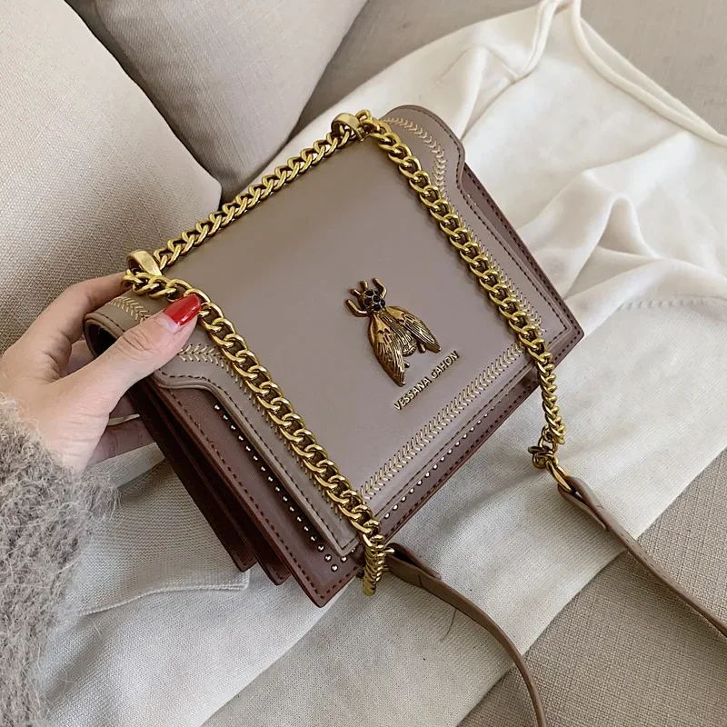 Luxury Brand Women's Handbag 2023 New Retro Bee Women's Shoulder Bag Simple High Quality Leather Designer Messenger Bag
Luxury Brand Women's Handbag 2023 New Retro Bee Women's Shoulder Bag Simple High Quality Leather Designer Messenger Bag