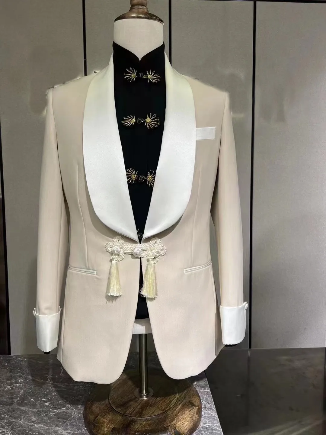 Custom Only jacket Shawl collar lapel Classic Wedding suits for men formal groom prom suit fashion man slim fit Blazer Only coat
Custom Only jacket Shawl collar lapel Classic Wedding suits for men formal groom prom suit fashion man slim fit Blazer Only coat